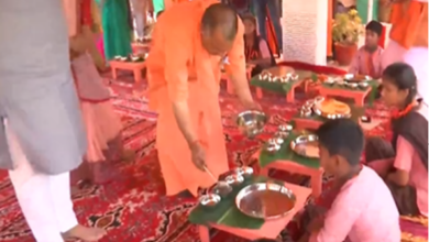 Photo of श्रावस्ती में मुख्यमंत्री योगी आदित्यनाथ ने बच्चों को कराया भोजन, देखें वीडियो