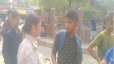 Photo of हेलमेट न लगाने पर भड़कीं DSP, बीच सड़क युवक को पीटा देखें वायरल वीडियो