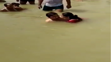 Photo of सरयू में स्नान के दौरान पत्नी को किस करना पड़ा भारी, देखें वीडियो