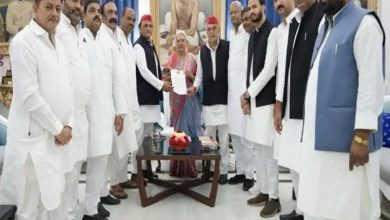 Photo of अखिलेश यादव ने 12 विधायकों के साथ राजभवन पहुंचकर राज्‍यपाल आनंदी बेन से की मुलाकात…