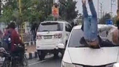 Photo of गाजियाबाद में सड़क पर युवकों को कार ने उड़ाया, देखें वायरल वीडियो