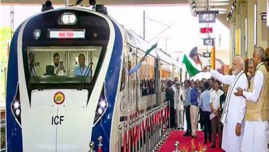 Photo of पीएम मोदी ने गांधीनगर-मुंबई वंदे भारत एक्सप्रेस ट्रेन को दिखायी हरी झंडी