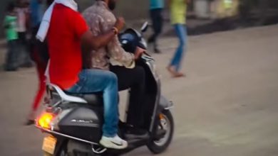 Photo of अजय देवगन ने बिना हेलमेट भीड़ के बीच दौड़ा दी स्कूटी, देखें वीडियो