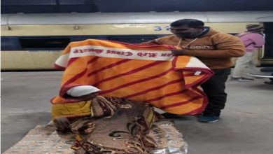 Photo of क्रॉस सोसाइटी द्वारा रात्रि भ्रमण कर जरुरतमंदों को साल, कंबल, चद्दर का किया गया वितरण।