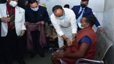 Photo of लखनऊ: डिप्टी CM ब्रजेश पाठक ने ठंड से कांपते मरीज को पहनाई अपनी सदरी…