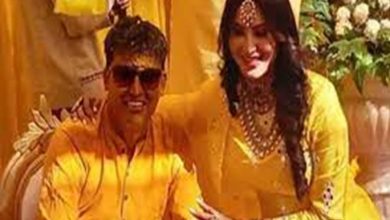 Photo of अपने भाई की शादी में उर्वशी रौतेला ने पहना 35 लाख रुपये का लहंगा, देखें वीडियो