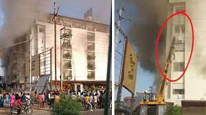 Photo of इंदौर के पपाया ट्री की बहुमंजिला होटल में लगी भीषण आग, महिलाएं और बच्चे कमरे में फंसे