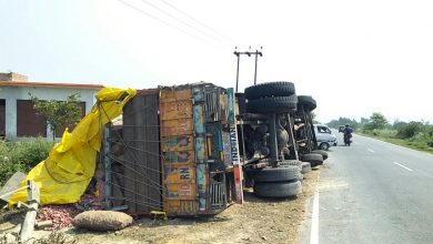 Photo of नींद की झप्पी:दौड़ता ट्रक पुलिया से टकराकर पलटा