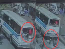 Photo of बस का शीशा टूटने से सड़क पर गिरे दो छात्र, वायरल हो रहा वीडियो
