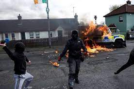 Photo of गुड फ्राइडे डील की 25वीं बरसी पर उत्तरी आयरलैंड की पुलिस वाहन पर पेट्रोल बम से किया हमला