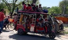 Photo of Raibarely News: नियम कानून को ठेंगा दिखा कर रोड पर ओवर लोड दौड़ रहे डग्गामार वाहन
