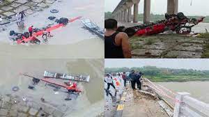 Photo of MP: खरगोन में रेलिंग तोड़ पुल से गिरी बस, 15 यात्रियों की मौत, 20 जख्मी