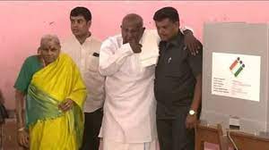 Photo of कर्नाटक में वोटिंग की रफ्तार, पूर्व PM देवेगौड़ा ने डाला वोट, 1 बजे तक 37 फीसदी मतदान