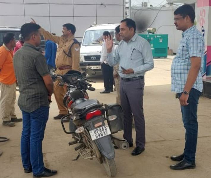बिना हेलमेट
