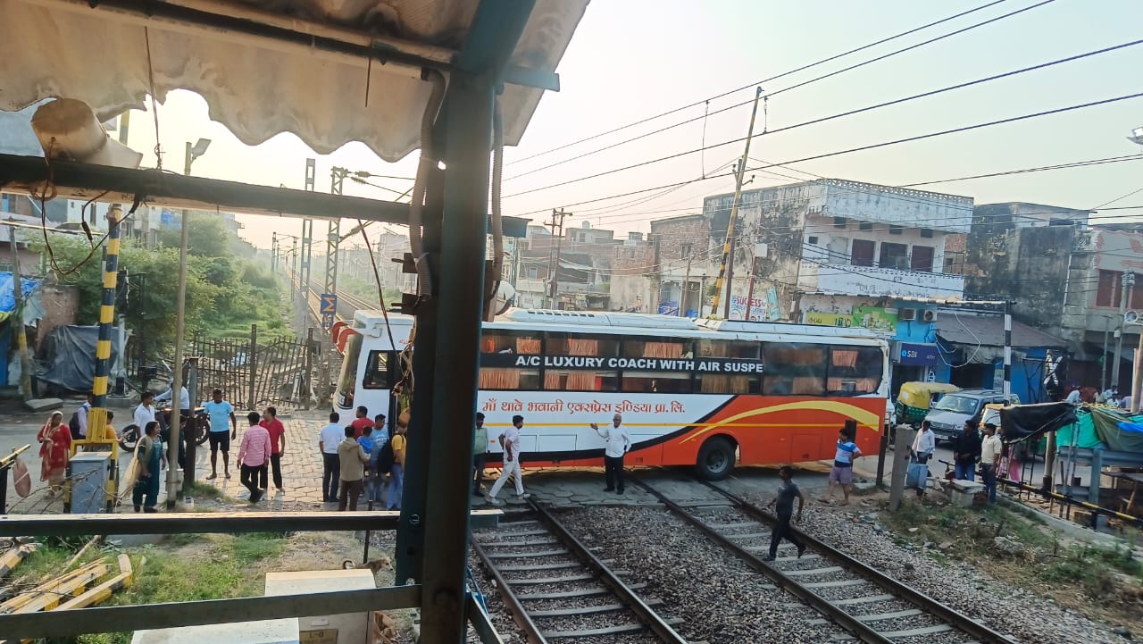 प्राइवेट बस