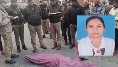 सर्विस रोड पर मिला महिला का शव