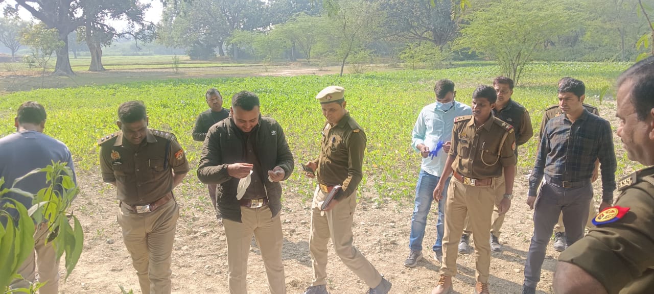 खेत में पड़ा मिला अधेड़ का शव, क्षेत्र में बढ़ रही अपराध की घटनाओं से ग्रामीणों में दहशत