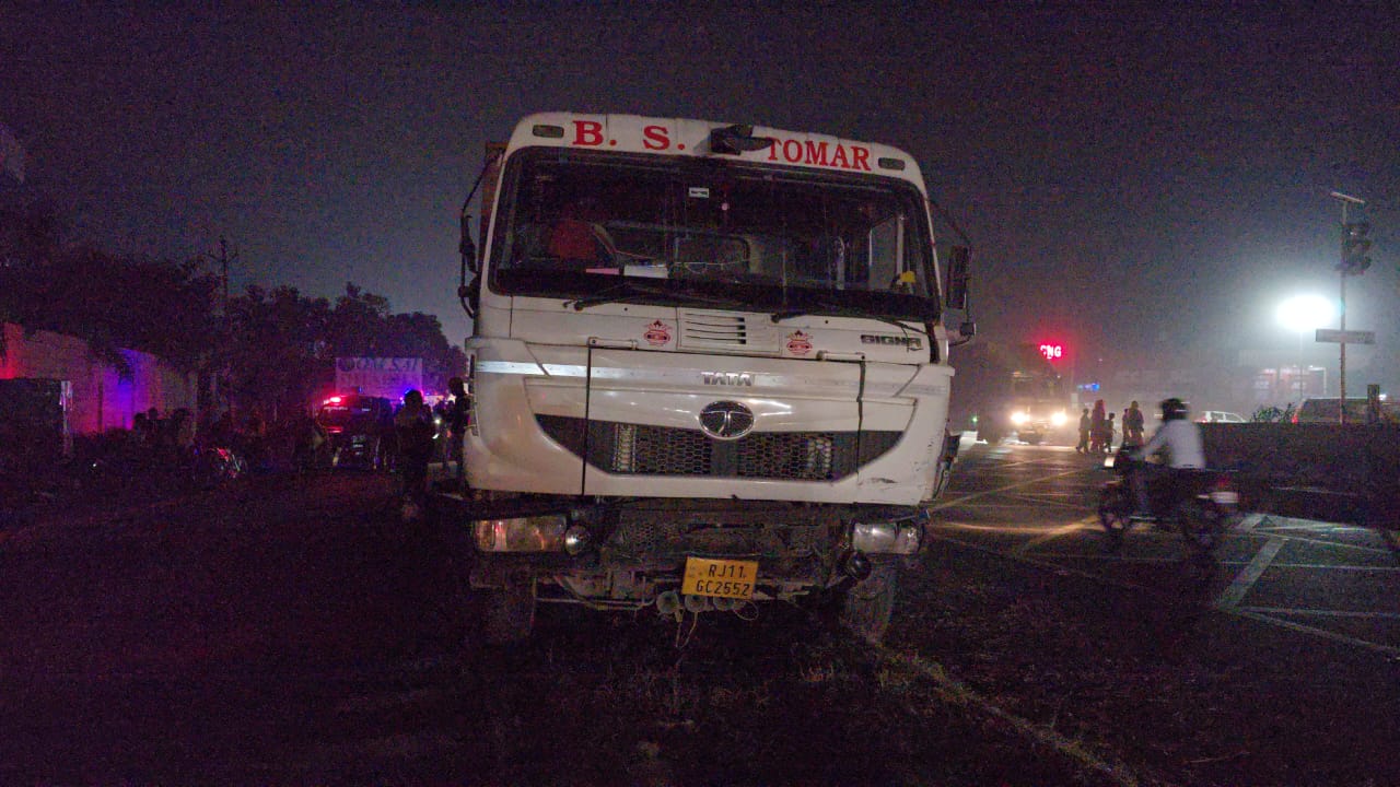 ट्रेलर ने कई वाहनों में मारी टक्कर