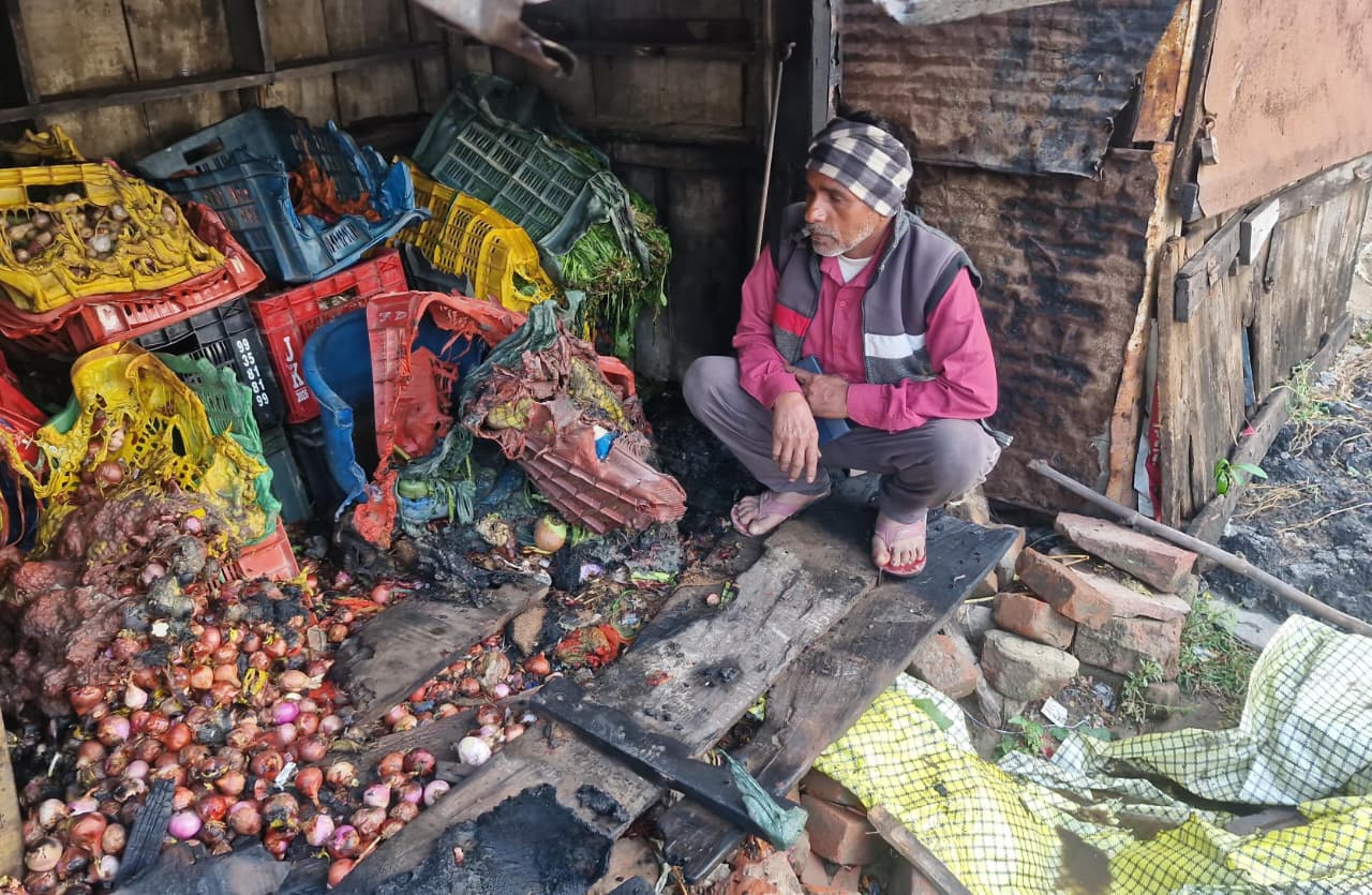 आरोप: सब्जी की दुकान में रंजिशन लगाई आग