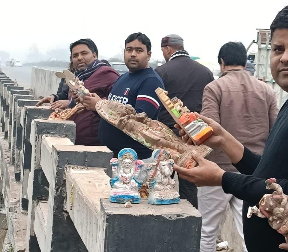 अधूरे मूर्ति विसर्जन