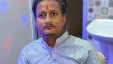गहरे गड्ढे में मिले दो युवक: एक की मौत