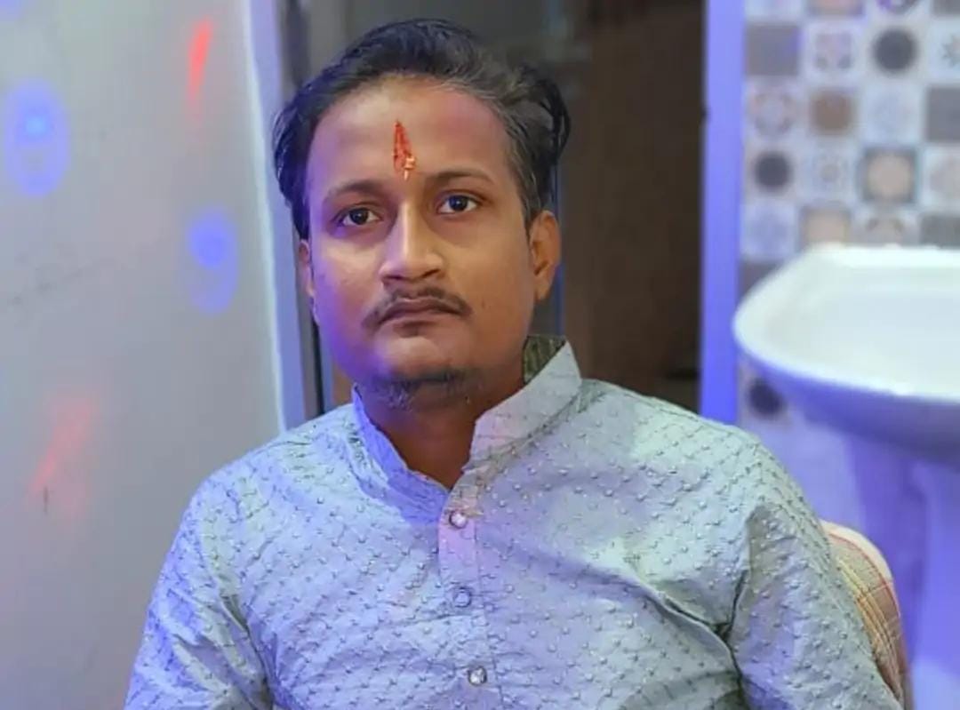 गहरे गड्ढे में मिले दो युवक: एक की मौत