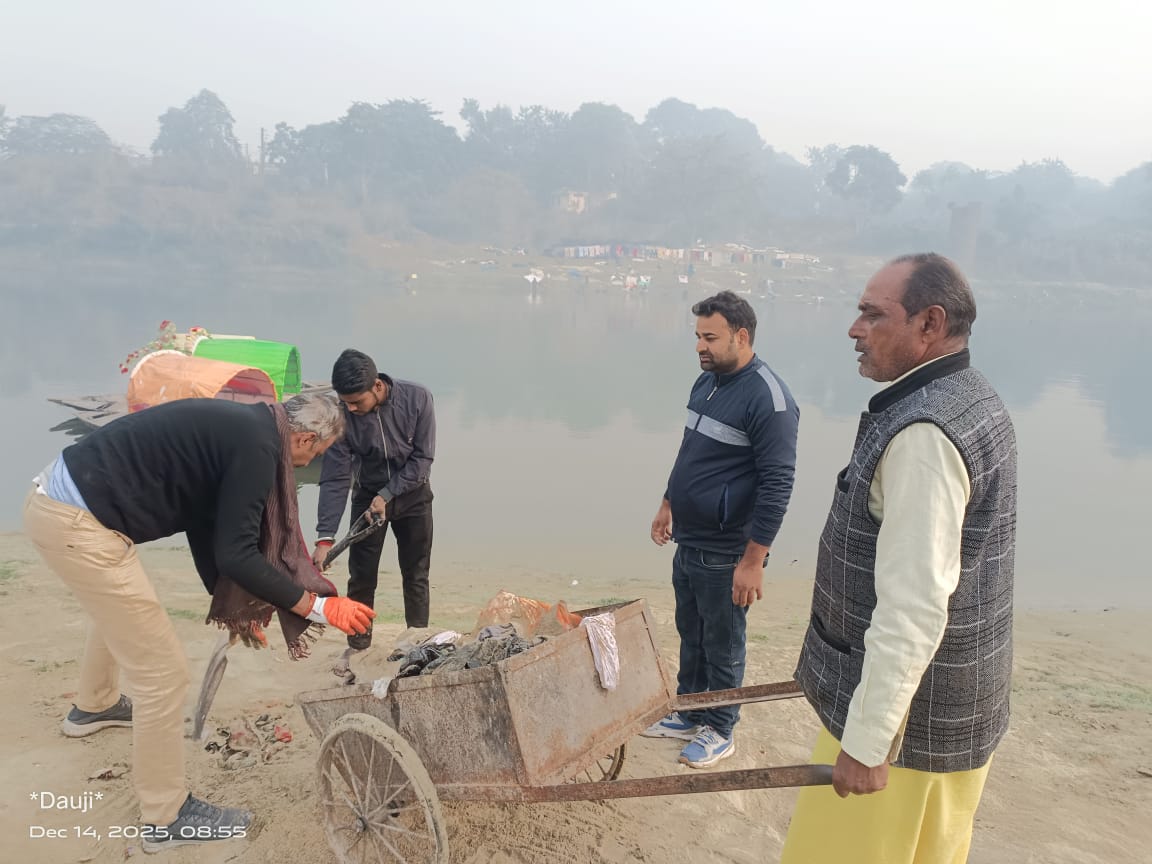 गोमती मित्रों ने किया श्रमदान, सीताकुंड धाम पर चलाया सफाई अभियान