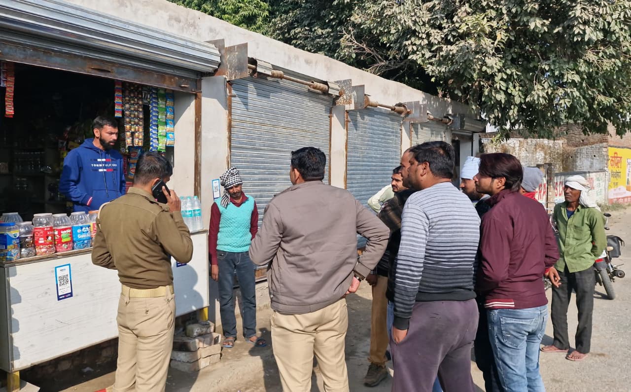 दो दुकानों के टूटे ताले एक में चोरी