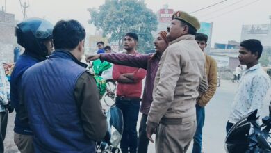 भरथना, इटावा, भारतीय स्टेट बैंक, नगदी निकालना, 50 हजार रुपये, थैला, बाइक, अज्ञात बदमाश, चोरी, पुलिस महकमा, कोतवाली क्षेत्र, ग्राम अपूरपुरा, धीरज सिंह, हनुमत सिंह, घरेलू सामान खरीदना, दुकानदार, बाइक का हैंडल, बैंक पासबुक, सीसीटीवी कैमरे, जांच-पड़ताल, पीड़ित, अफरा-तफरी, पुलिस की कार्रवाई, चोरों की पहचान, गिरफ्तारी, घटना की सूचना, थैला गायब होना, चोरी का मामला, पुलिस का बयान.