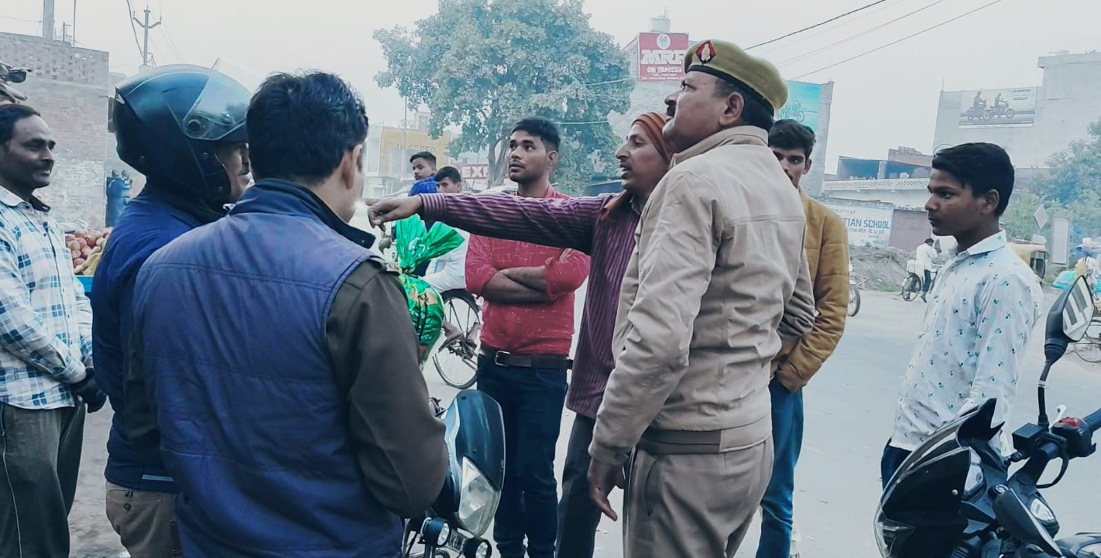 भरथना, इटावा, भारतीय स्टेट बैंक, नगदी निकालना, 50 हजार रुपये, थैला, बाइक, अज्ञात बदमाश, चोरी, पुलिस महकमा, कोतवाली क्षेत्र, ग्राम अपूरपुरा, धीरज सिंह, हनुमत सिंह, घरेलू सामान खरीदना, दुकानदार, बाइक का हैंडल, बैंक पासबुक, सीसीटीवी कैमरे, जांच-पड़ताल, पीड़ित, अफरा-तफरी, पुलिस की कार्रवाई, चोरों की पहचान, गिरफ्तारी, घटना की सूचना, थैला गायब होना, चोरी का मामला, पुलिस का बयान.
