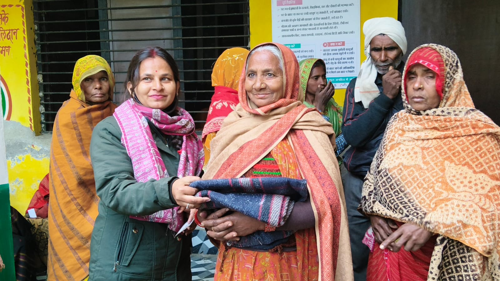 प्रशासन ने 117 जरूरतमंदों को बांटे कंबल