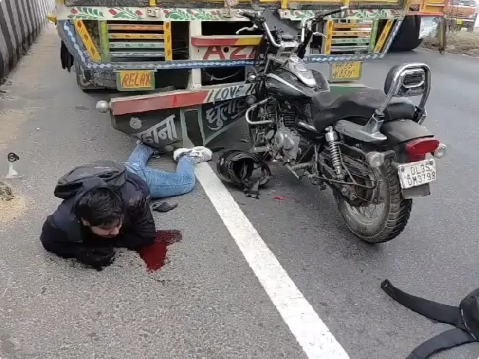 बुलेट सवार दो छात्र ट्रक से टकराकर गंभीर घायल