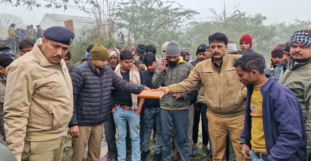 भरथना, इटावा, भतीजी की लगुन, चाचा की मौत, पानी भरे गड्ढे, रजनेश पुत्र मानसिंह दोहरे, रमायन, सड़क किनारे शव, भोली चौराहा, स्वाति, शादी की तैयारियां
