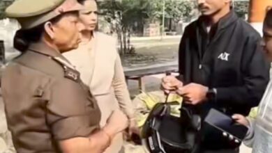 मऊ में मंदिर परिसर में पूछताछ का वीडियो वायरल, महिला थाना प्रभारी हटाईं गईं