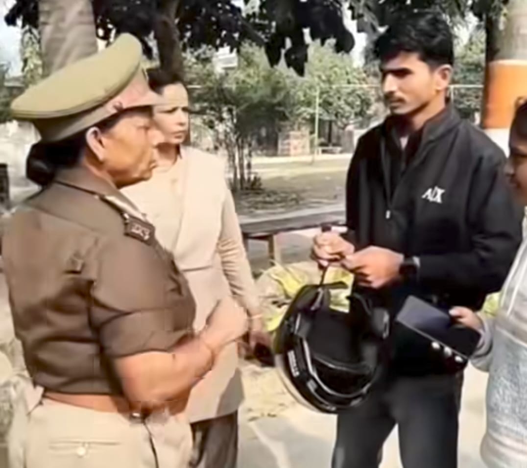 मऊ में मंदिर परिसर में पूछताछ का वीडियो वायरल, महिला थाना प्रभारी हटाईं गईं