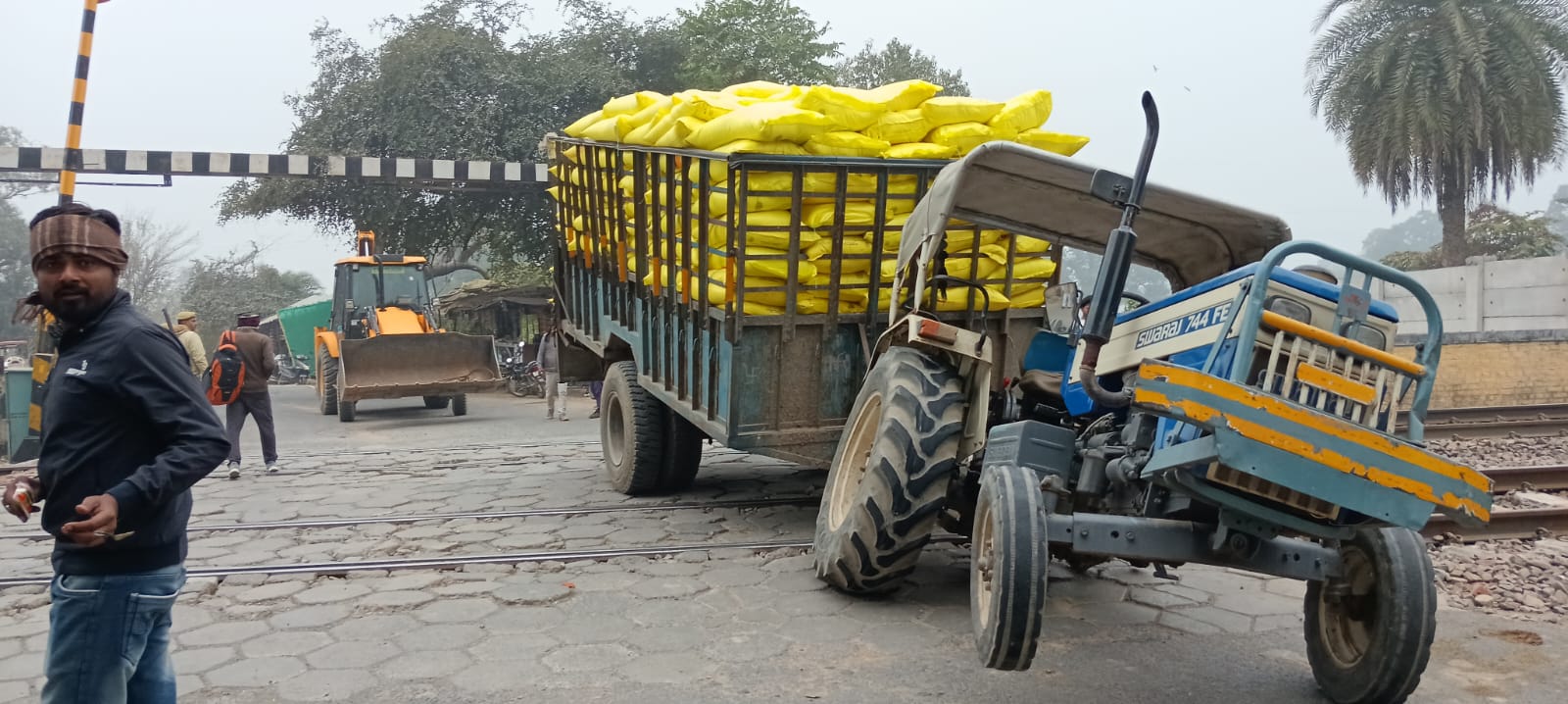 रेलवे क्रासिंग पर फंसा ट्रैक्टर रेल यातायात हुआ बाधित