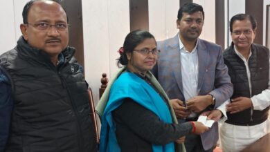 शत-प्रतिशत गणना प्रपत्र भरने पर बीएलओ मीना सोनकर सम्मानित