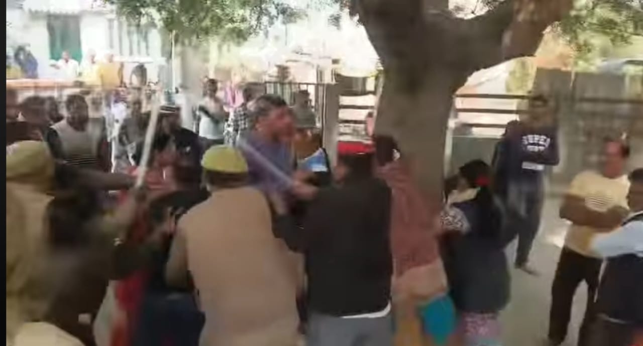 सरकारी रास्ते पर टकराव: महिलाओं पर एसडीएम से दुर्व्यवहार का आरोप