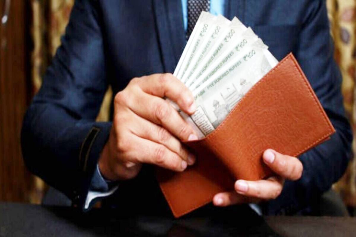 money not staying home vastu
