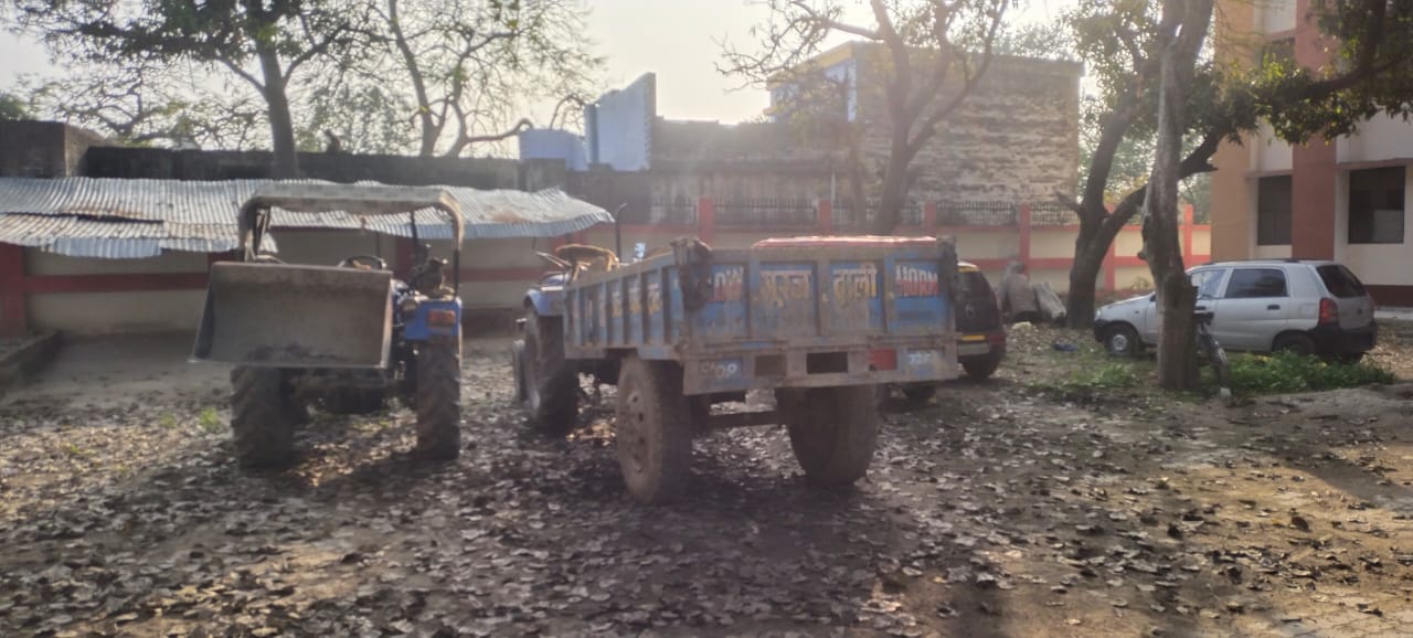 अवैध खनन कर रहे दो ट्रैक्टर सीज