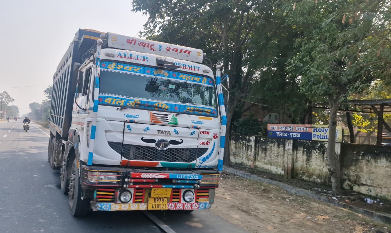 ओवरलोड मोरंग डंपर