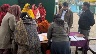 नए मतदाता जोड़ने को गांव-गांव पहुंचे एसडीएम