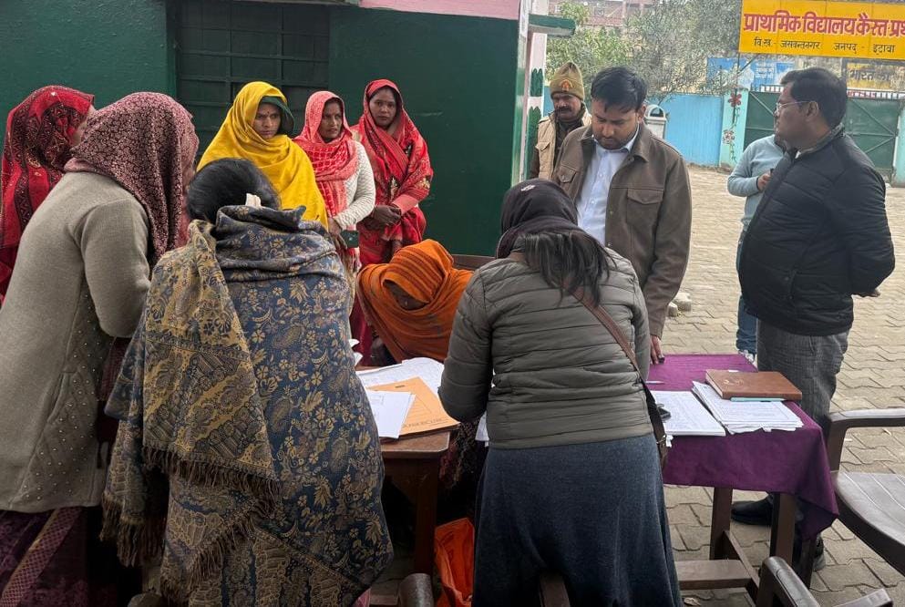 नए मतदाता जोड़ने को गांव-गांव पहुंचे एसडीएम