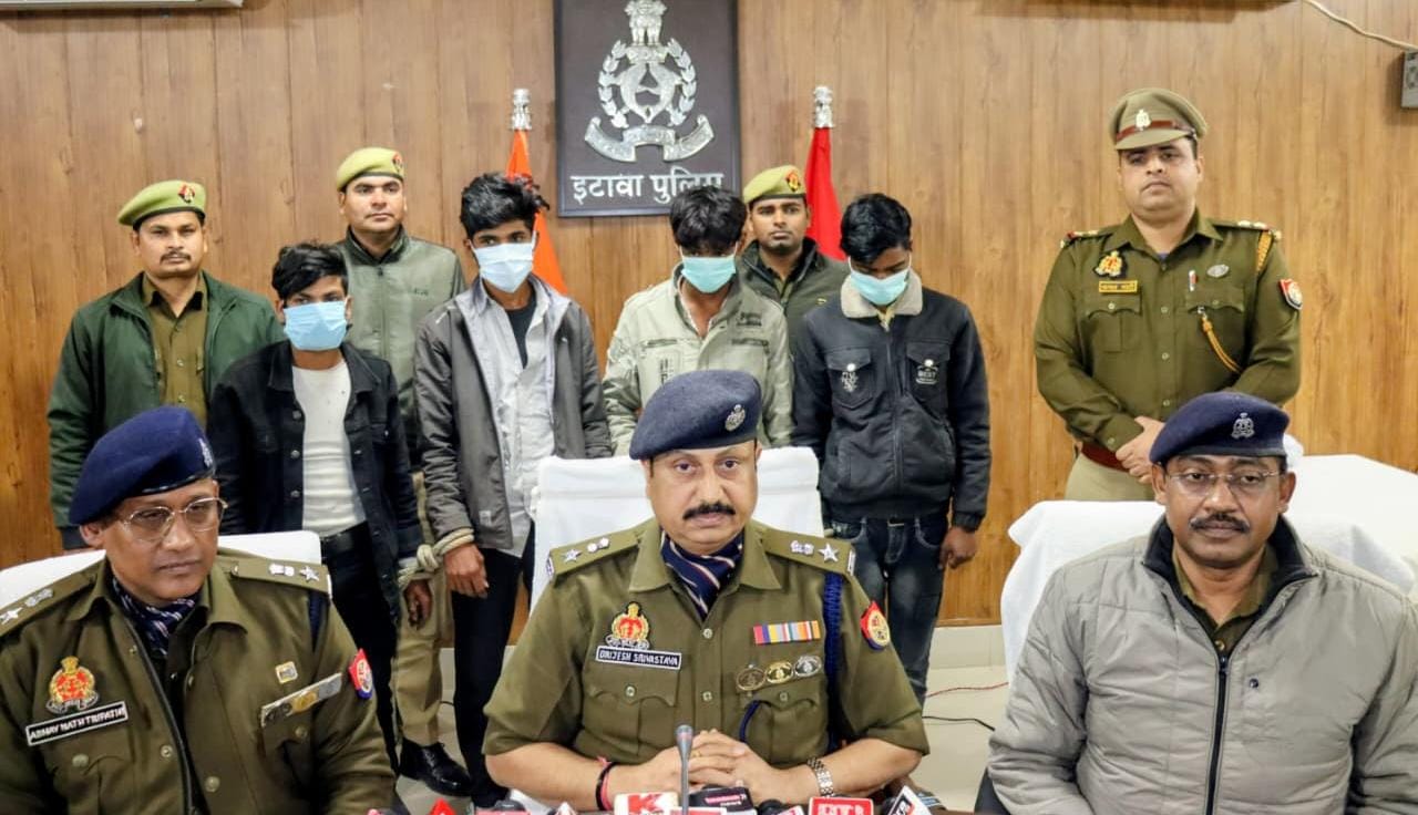 लूट का प्लान करते लुटेरों को असलहों समेत किया गिरफ्तार