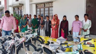 जरूरत मंद छात्राओं को मिली निशुल्क सिलाई मशीन व साइकिल तो चेहरे पर आई खुशी