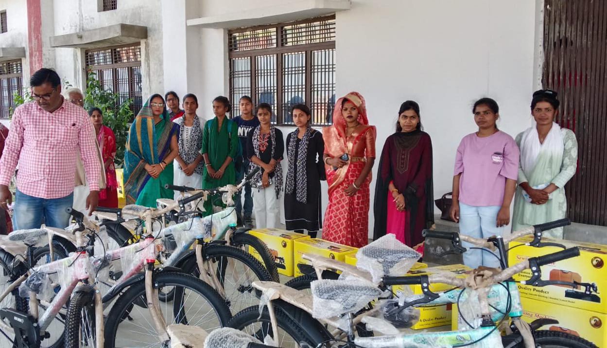 जरूरत मंद छात्राओं को मिली निशुल्क सिलाई मशीन व साइकिल तो चेहरे पर आई खुशी
