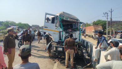 ट्रक डिवाइडर से टकराया: चालक-परिचालक घायल
