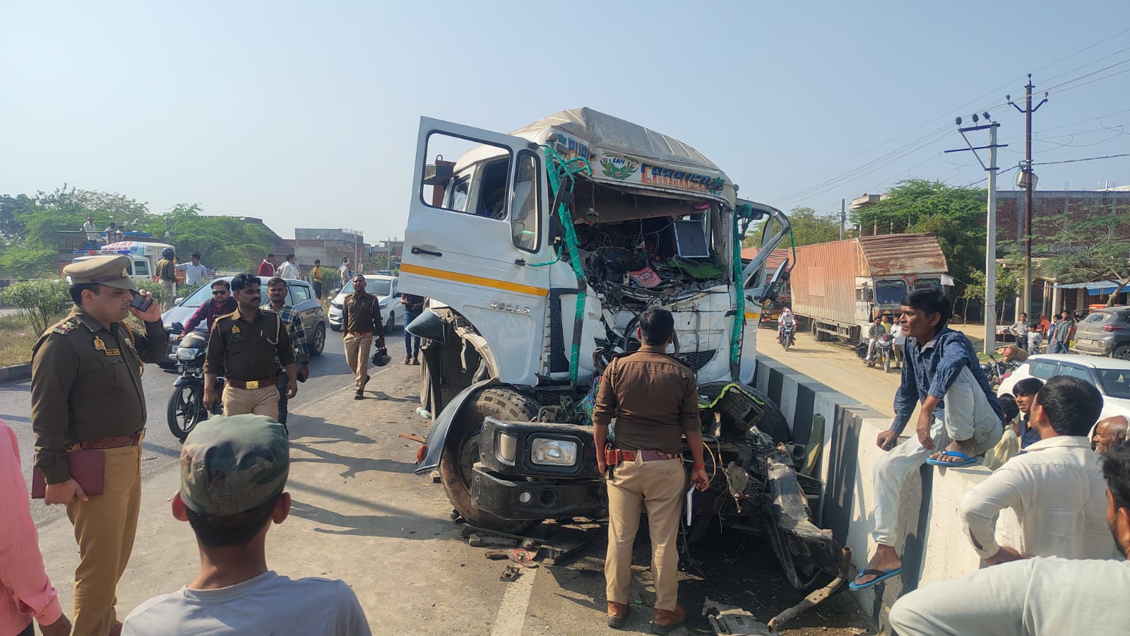 ट्रक डिवाइडर से टकराया: चालक-परिचालक घायल