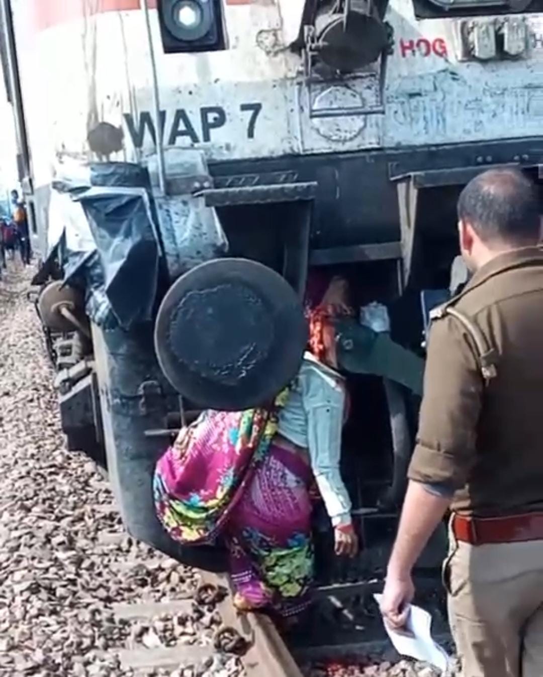 ट्रेन की चपेट में आई वृद्ध महिला: मौत