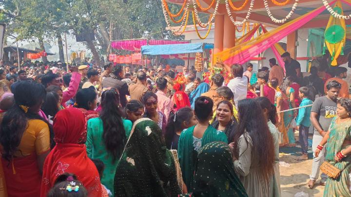 धम्मौर में आस्था का सैलाब: महेशनाथ मंदिर में जलाभिषेक को उमड़ी हजारों श्रद्धालुओं की भीड़